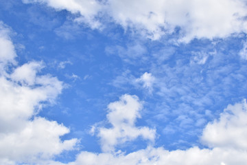 Obraz premium Blue cloudy sky with many white clouds in windy summer day as background.