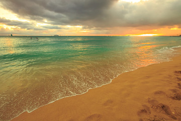 Fototapeta premium Twilight at Waikiki beach in Oahu. Waikiki beach is a beautiful place to enjoy the sunset over the ocean. Waikiki in South Shore, is the neighborhood of Honolulu and the most popular beach of Hawai.