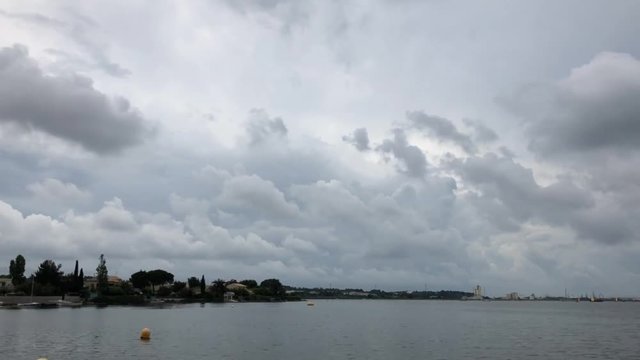 time-lapse des nuages sur l'étang de Thau, Occitanie, France