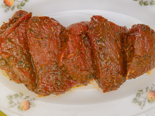 Rohes mariniertes Rindersteak auf Teller