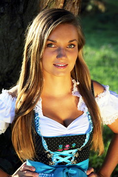 H&uuml;bsche Frau in bayrischer Tracht Dirndel