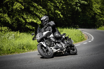 Motorradfahrer in Kurve