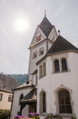 Fototapeta premium Winningen, Evangelische Kirche, Kirchturm, Weindorf, Mosel, Fachwerkhäusern, Altstadthäuser, historische Häuser, Weinberg, Rheinland-Pfalz, Sommer, Deutschland