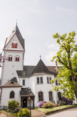 Obraz premium Winningen, Evangelische Kirche, Kirchturm, Weindorf, Mosel, Fachwerkhäusern, Altstadthäuser, historische Häuser, Weinberg, Rheinland-Pfalz, Sommer, Deutschland