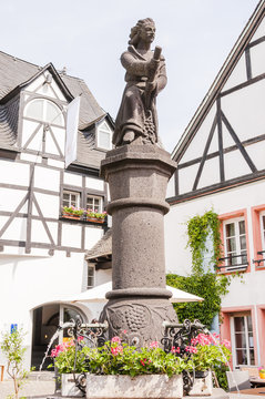 Winningen, Weinort, Mosel, Brunnen, Fachwerkh&auml;user, historische H&auml;user, Weinberge, Weinbauer, Winzerdorf, Rheinland-Pfalz, Sommer, Deutschland