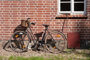 Fototapeta na wymiar Vintage bike on a brick wall