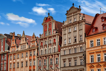 Centralny rynek we Wrocławiu ze starymi kolorowymi kamiennicami - obrazy, fototapety, plakaty