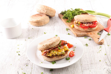 muffin with bacon and fried egg