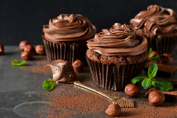 Chocolade cupcakes met pinda plak de oude grunge achtergrond