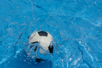 Ball spritzt im Wasser - Sport hintergrund