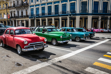 Fototapeta na wymiar HABANA, CUBA-JANUARY 13: Old car on January 13, 2018 in Habana, Cuba. Old car on the city street
