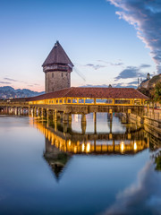 Mittelalterliche Kapellbrücke in Luzern, Schweiz - obrazy, fototapety, plakaty