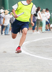 運動会で走る少年