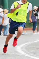 運動会で走る少年
