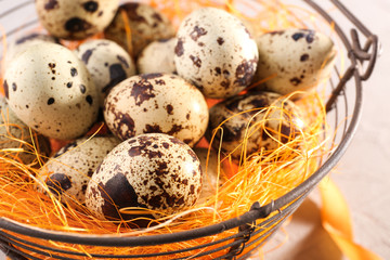 Obraz premium Easter basket with quail eggs, closeup