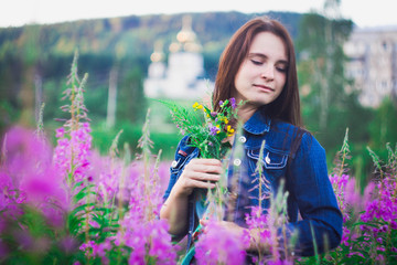 42 / 10000 АНГЛИЙСКИЙ Перевести вGoogleBing the girl on the background of the...