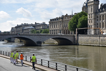 Quai de la Seine &agrave; Paris, France