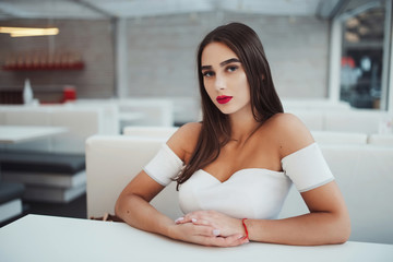 Naklejka premium beautiful brunette girl on the street