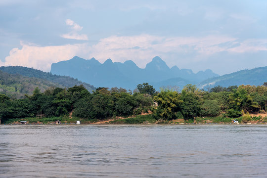 Laos - Luang Prabang - Fahrt auf dem Mekong zu den Pak Ou Höhlen