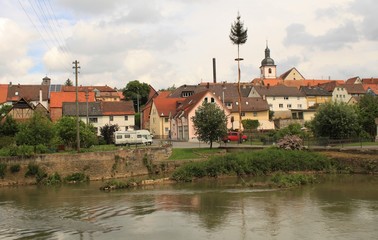 Fototapeta na wymiar Blick über die Tauber auf Distelhausen