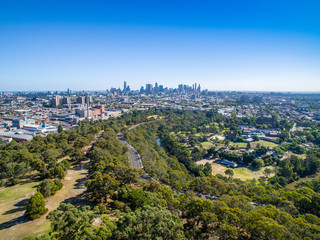 Fototapeta premium Melbourne's skyline overlooking Yarra Bend Park