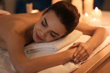 Obraz na płótnie Canvas Young woman relaxing in spa salon