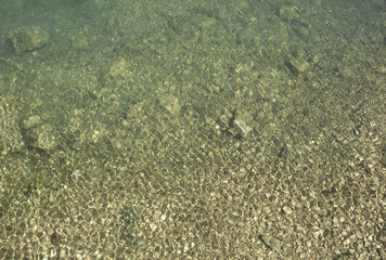 Glare and ripples on clear and clear water in a clean lake.