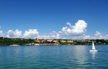 Segelschiff auf ruhigem See