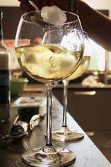 Wein mit Eiswürfel