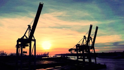 Sonnenuntergang am Hamburger Hafen