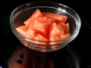 Tazon de sandia con reflejos en el plato