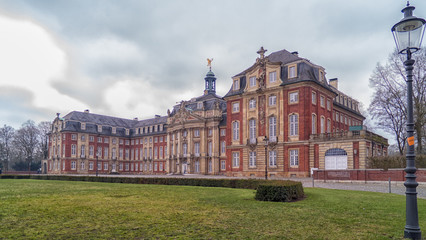 Fototapeta na wymiar Seitenansicht des Münsteraner Schlosses, Sitz der Westfälischen Wilhelms-Universität