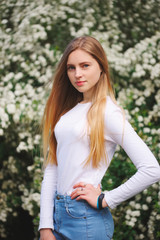 Obraz premium beautiful blonde girl on the street
