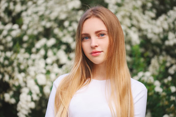 Naklejka premium beautiful blonde girl on the street