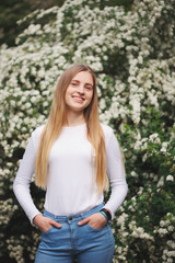 Obraz premium beautiful blonde girl on the street