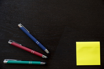 Bolígrafos y etiquetas adhesivas para personalizar con el logotipo de su empresa