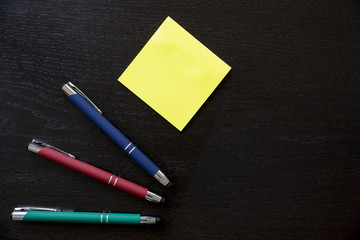 Bolígrafos y etiquetas adhesivas para personalizar con el logotipo de su empresa