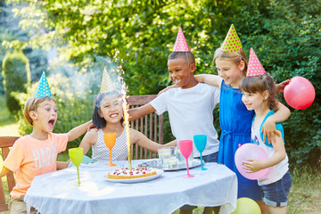 Kinder feiern mit Tischfeuerwerk