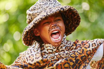 Junge im kreativen Leopardenkostüm - obrazy, fototapety, plakaty