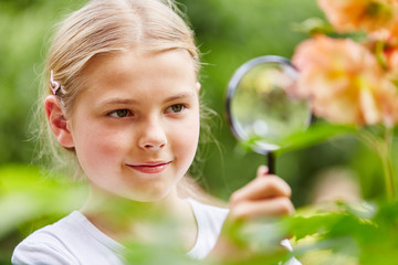 Mädchen erforscht die Natur