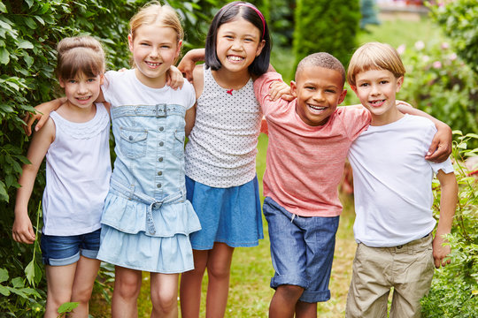 Multikulturelle Kinder als Freunde