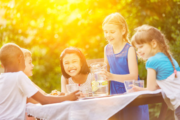 Kinder trinken Limonade bei Geburtstagsfeier