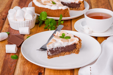 Tart with chocolate cream and marshmallow