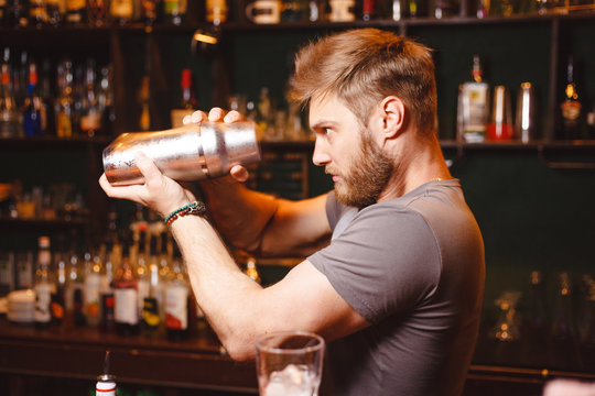 Bartender Making Cocktail Using Cocktail Shaker Stock Photo - Image of  liqueur, counter: 183677262