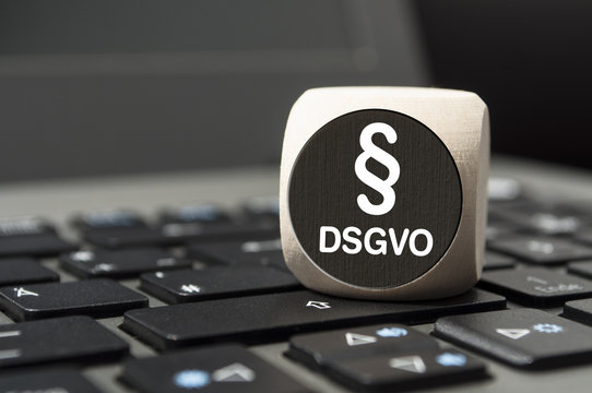 Würfel auf Tastatur mit DSGVO GDPR Datenschutzgrundverordnung