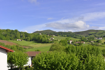 Paysage vallonné de Sare (64310), département des Pyrénées-Atlantiques en région Nouvelle-Aquitaine, France