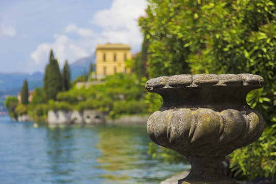 Blick vom Park der Villa Monastero auf die Villa Cipressi am Comer See