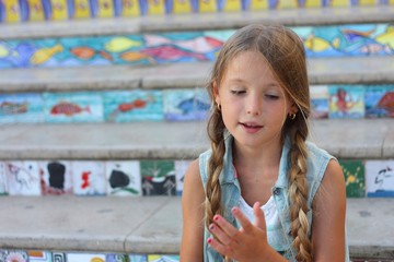 Ragazza tra i gradini colorati del paese