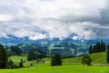 Fototapeta na wymiar paisaje alpes suizos con nubes 