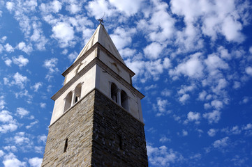 Fototapeta na wymiar Campanile de l'Eglise Saint Maur a izola, slovénie
